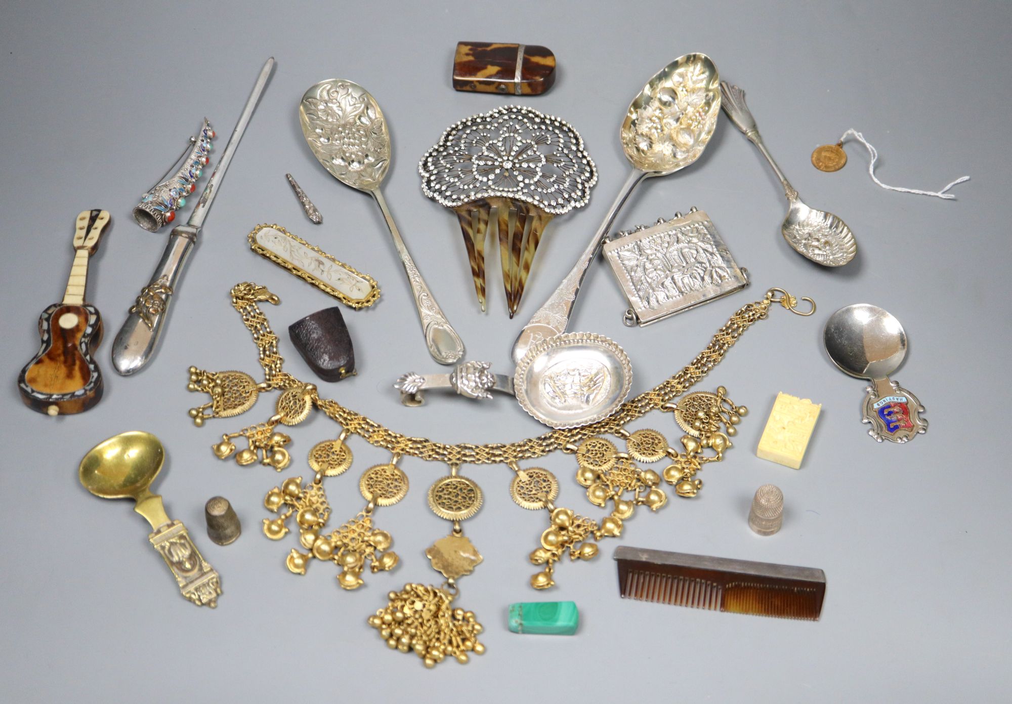 Sundry minor jewellery etc. including an ornate gilt necklace, a silver thimble